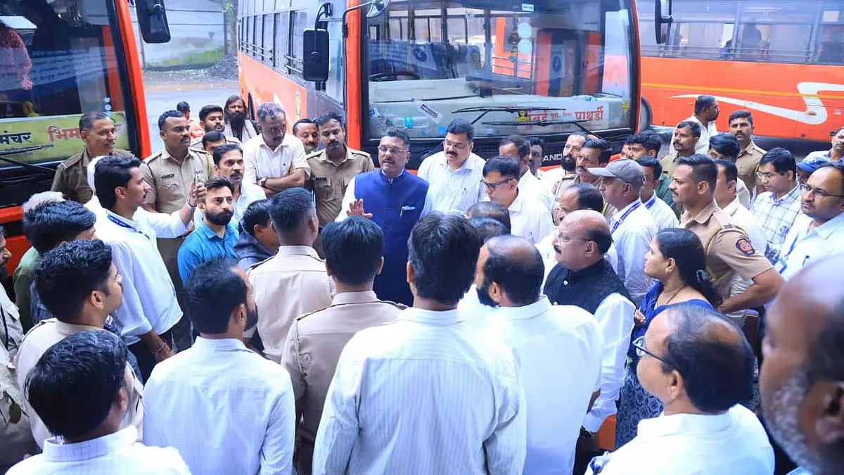 लोनावला बस स्टैंड की सफाई और रखरखाव को लेकर MSRTC अधिकारियों की आलोचना की : परिवहन मंत्री लोनावला बस स्टैंड की सफाई और रखरखाव को लेकर MSRTC अधिकारियों की आलोचना की : परिवहन मंत्री