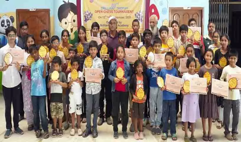 Rishi Pallagani, चरणतेज ने ब्रिलियंट ट्रॉफी शतरंज टूर्नामेंट में चमक बिखेरी Rishi Pallagani, चरणतेज ने ब्रिलियंट ट्रॉफी शतरंज टूर्नामेंट में चमक बिखेरी