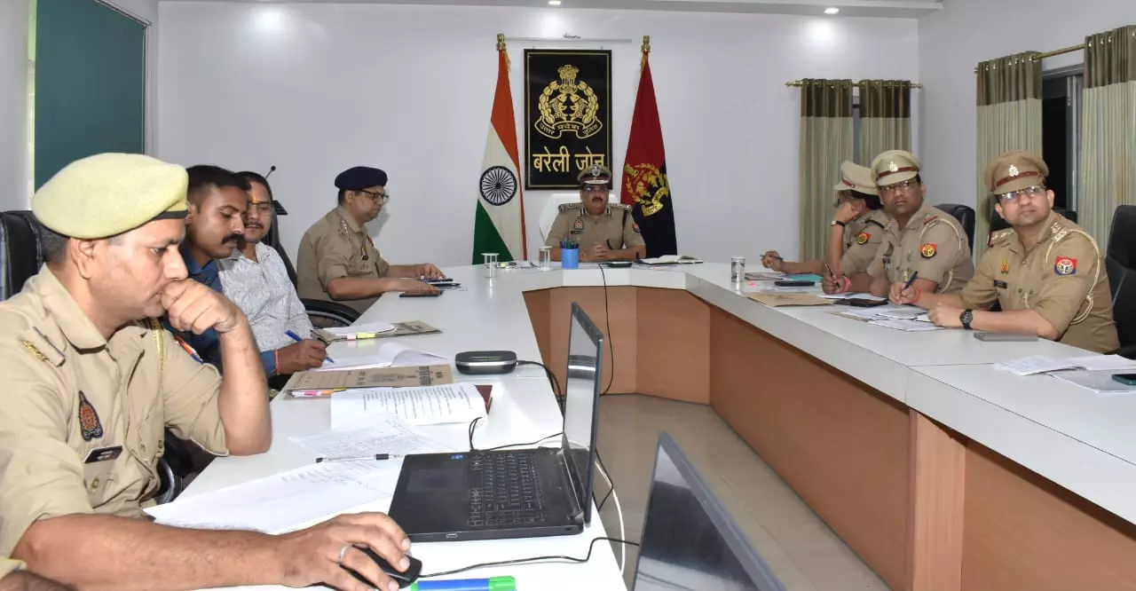 Bareilly: त्योहारों में सुरक्षा बढ़ाने एडीजी ने की समीक्षा Bareilly: त्योहारों में सुरक्षा बढ़ाने एडीजी ने की समीक्षा