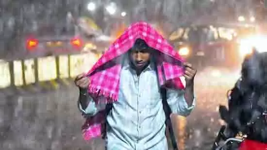 हैदराबाद में भारी बारिश के बाद 2 लोग बहे, SDRF की बचाव टीम तैनात हैदराबाद में भारी बारिश के बाद 2 लोग बहे, SDRF की बचाव टीम तैनात