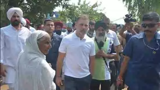 कांग्रेस नेता राहुल गांधी ने Amritsar के बाढ़ प्रभावित इलाकों का किया दौरा कांग्रेस नेता राहुल गांधी ने Amritsar के बाढ़ प्रभावित इलाकों का किया दौरा