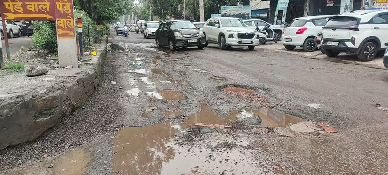 Haryana : सोनीपत में टूटी सड़कों से लोगों का आवागमन मुश्किल Haryana : सोनीपत में टूटी सड़कों से लोगों का आवागमन मुश्किल