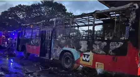 Bengaluru: बीएमटीसी बस में लगी आग, कोई हताहत नहीं Bengaluru: बीएमटीसी बस में लगी आग, कोई हताहत नहीं