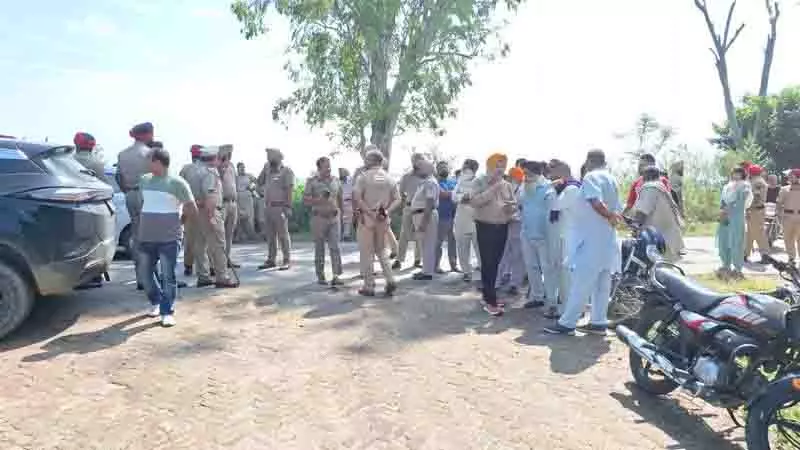 Atti village में ग्रेन्युलर प्लांट को लेकर विवाद के बीच ग्रामीणों ने सड़क सीमांकन का विरोध किया Atti village में ग्रेन्युलर प्लांट को लेकर विवाद के बीच ग्रामीणों ने सड़क सीमांकन का विरोध किया