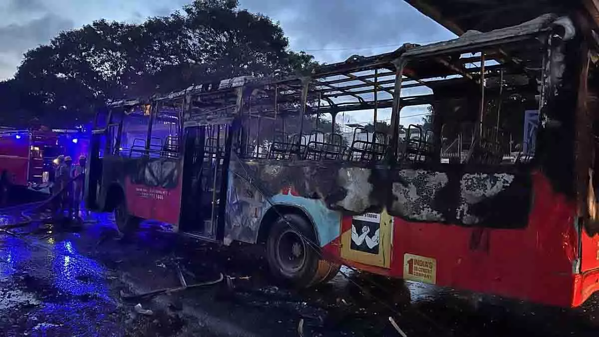 Bengaluru: चलती बस में लगी आग, चालक की तत्परता से टला बड़ा हादसा Bengaluru: चलती बस में लगी आग, चालक की तत्परता से टला बड़ा हादसा