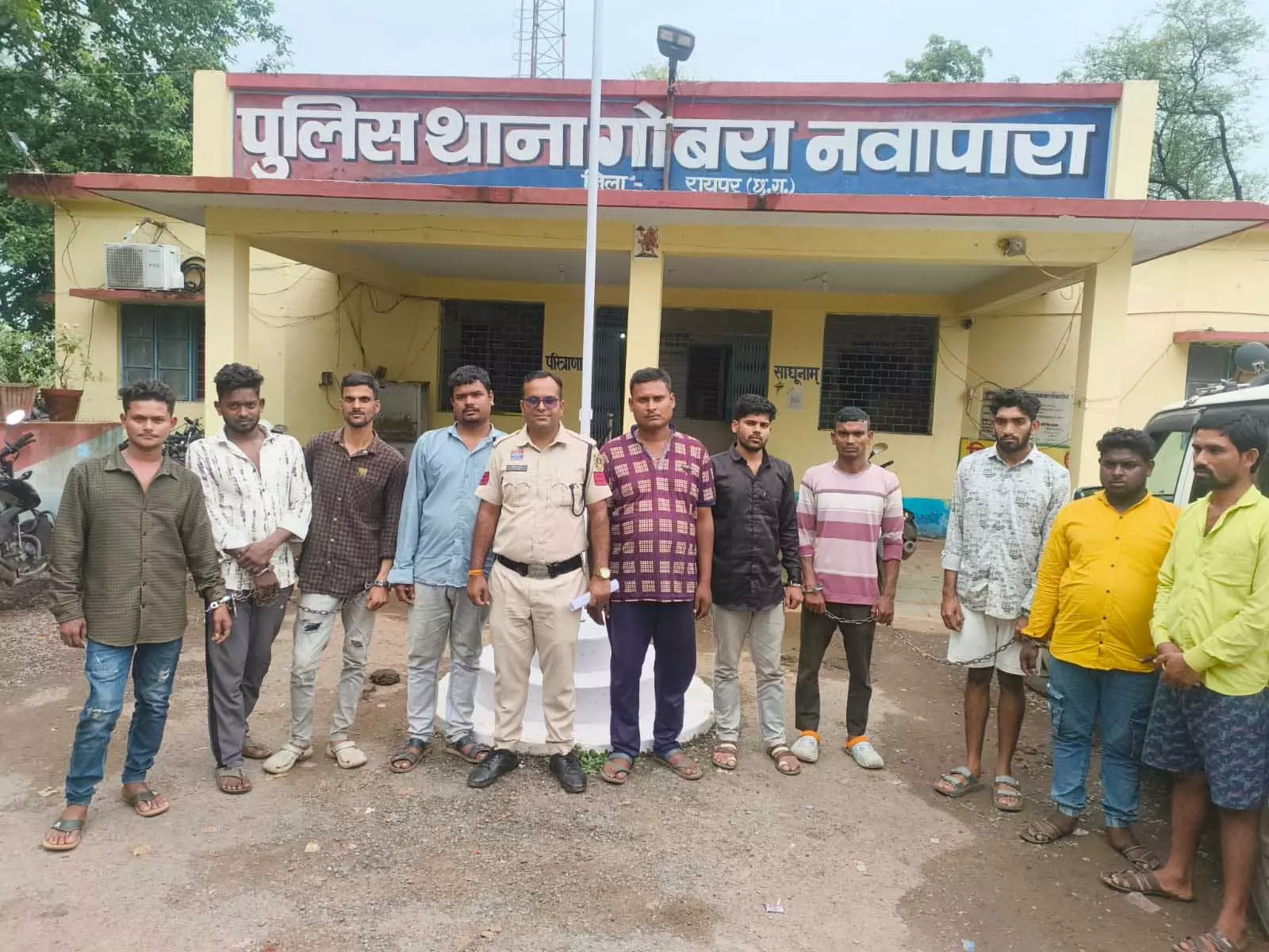 रायपुर : 10 जुआरी गिरफ्तार, नारायण कंसारी के मकान में पुलिस की रेड रायपुर : 10 जुआरी गिरफ्तार, नारायण कंसारी के मकान में पुलिस की रेड