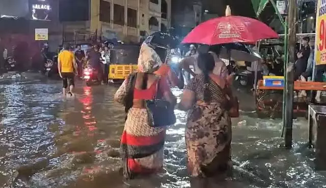 हैदराबाद में रात भर 245 मिमी बारिश : बाढ़ में 3 लोग बहे हैदराबाद में रात भर 245 मिमी बारिश : बाढ़ में 3 लोग बहे