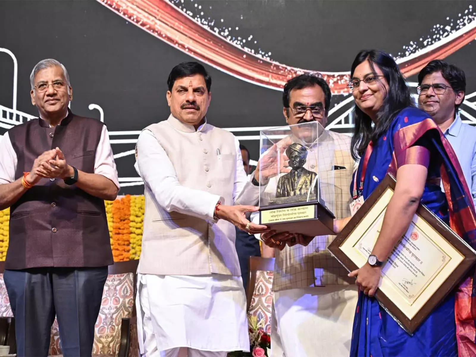 CM मोहन यादव ने भोपाल में इंजीनियर्स दिवस पर इंजीनियरों को किया सम्मानित CM मोहन यादव ने भोपाल में इंजीनियर्स दिवस पर इंजीनियरों को किया सम्मानित