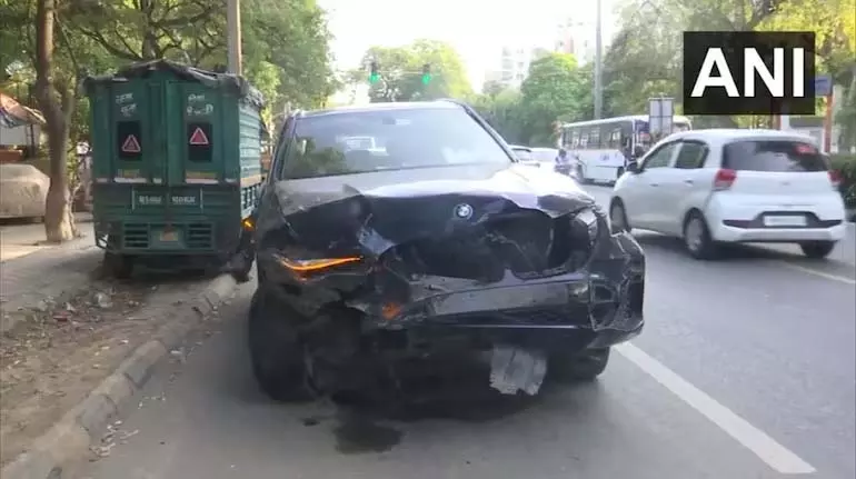 मृत अधिकारी की पत्नी का आरोप है कि ड्राइवर ने पास के अस्पताल की मांग को नज़रअंदाज़ किया मृत अधिकारी की पत्नी का आरोप है कि ड्राइवर ने पास के अस्पताल की मांग को नज़रअंदाज़ किया