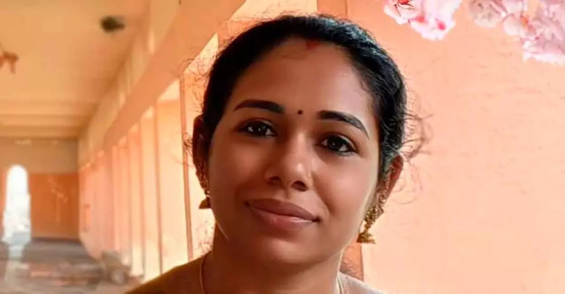 Kannur में कार-ट्रक की टक्कर में शिक्षिका की मौत, पति और बच्चे घायल Kannur में कार-ट्रक की टक्कर में शिक्षिका की मौत, पति और बच्चे घायल