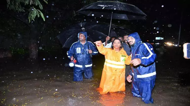 Hyderabad बाढ़: भारी बारिश के बीच 1 की मौत, 3 लापता Hyderabad बाढ़: भारी बारिश के बीच 1 की मौत, 3 लापता