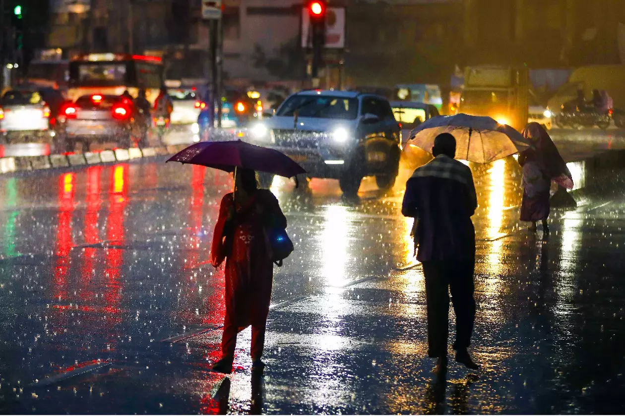 Hyderabad में भारी बारिश के बाद बहे तीन लोगों की तलाश जारी Hyderabad में भारी बारिश के बाद बहे तीन लोगों की तलाश जारी