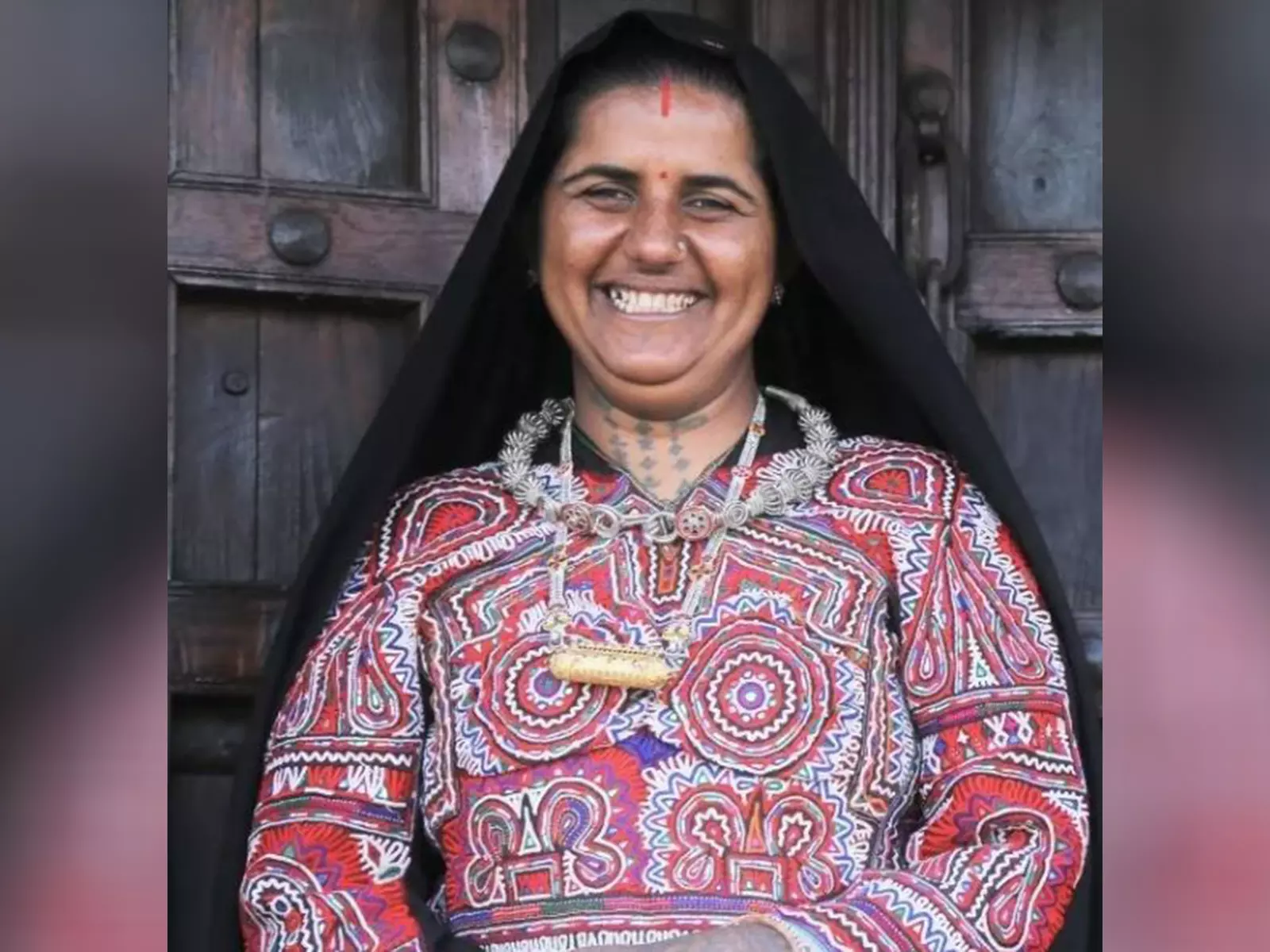 1 रुपये प्रतिदिन से वैश्विक पहचान तक: पाबिबेन रबारी का कारीगर से उद्यमी बनने का सफर 1 रुपये प्रतिदिन से वैश्विक पहचान तक: पाबिबेन रबारी का कारीगर से उद्यमी बनने का सफर