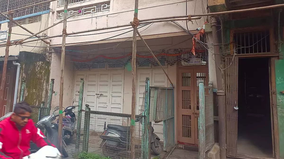 पुणे में माणिक ज्वैलर्स में भीषण चोरी: 60 किलो चांदी के आभूषण, 5 लाख नकद चोरी पुणे में माणिक ज्वैलर्स में भीषण चोरी: 60 किलो चांदी के आभूषण, 5 लाख नकद चोरी