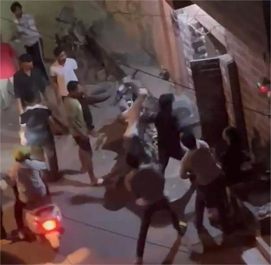 बाइक हटाने के विवाद में बवाल, परिवार पर किया पथराव बाइक हटाने के विवाद में बवाल, परिवार पर किया पथराव