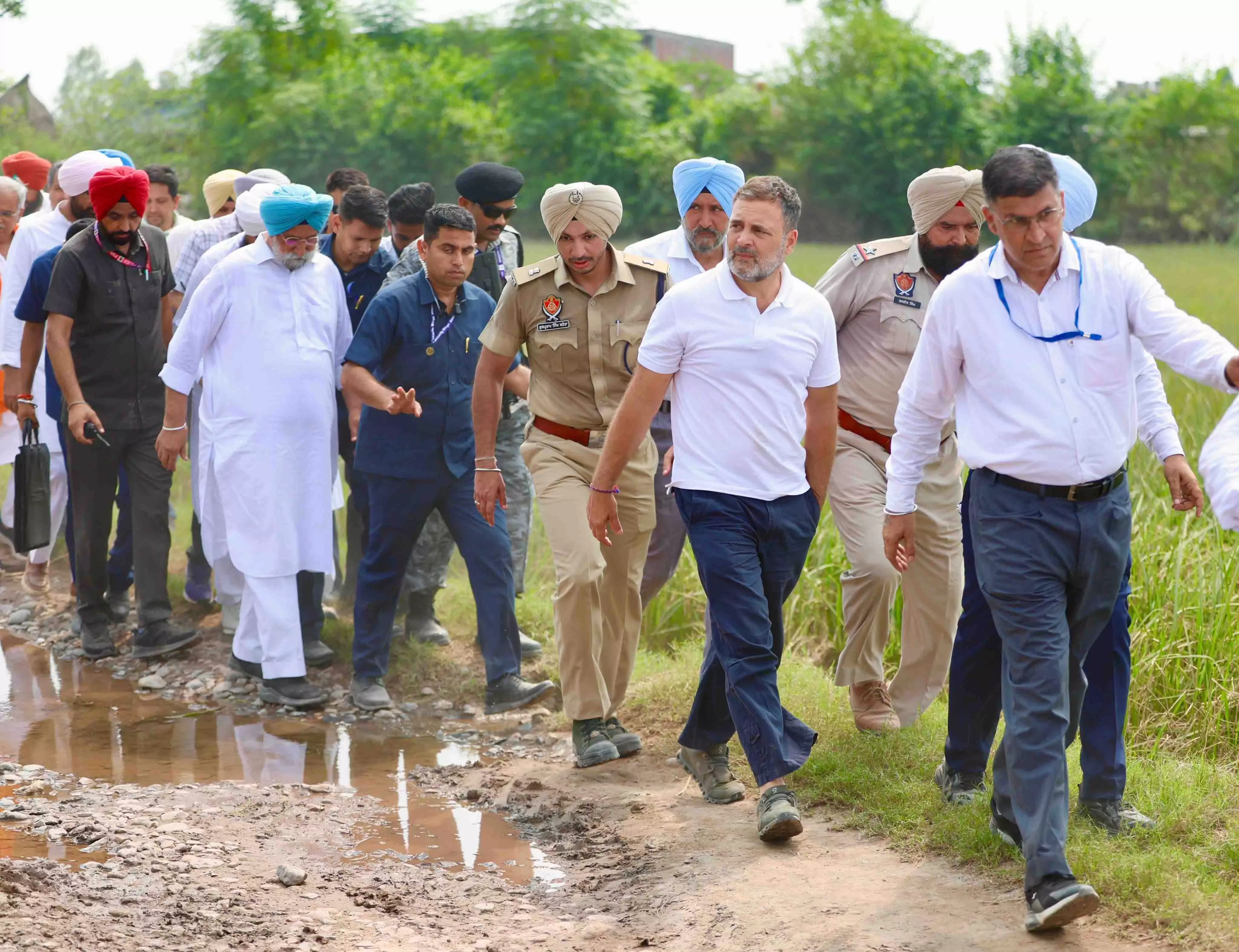 राहुल गांधी को बाढ़ प्रभावित गांवों में जाने से रोका गया, कांग्रेस नेताओं ने सरकार को घेरा राहुल गांधी को बाढ़ प्रभावित गांवों में जाने से रोका गया, कांग्रेस नेताओं ने सरकार को घेरा