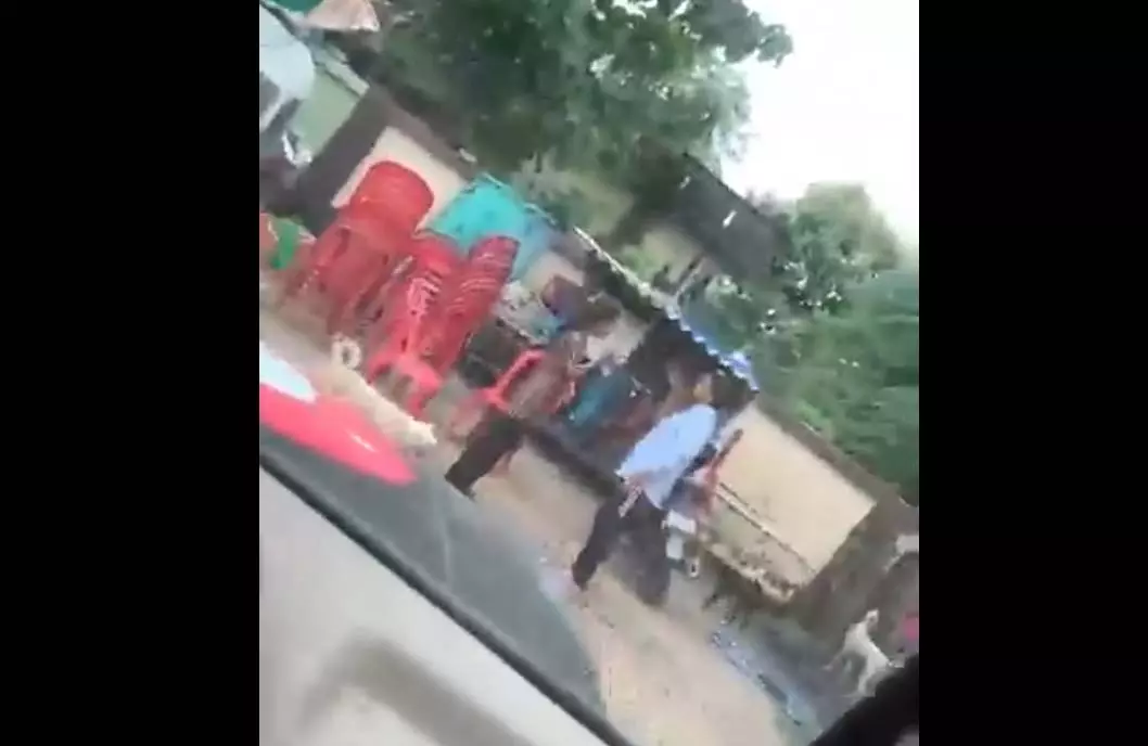 हाई प्रोफाइल ड्रामा LIVE वीडियो, देखकर लोगों ने पकड़ लिया अपना सिर हाई प्रोफाइल ड्रामा LIVE वीडियो, देखकर लोगों ने पकड़ लिया अपना सिर