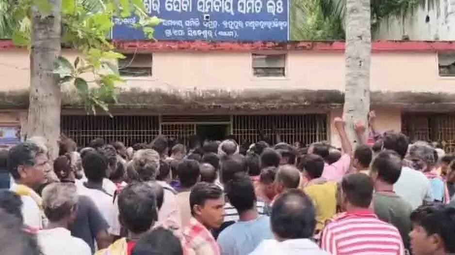 Ganjam: उर्वरक की कमी पर किसानों का प्रदर्शन, सड़कें जाम Ganjam: उर्वरक की कमी पर किसानों का प्रदर्शन, सड़कें जाम