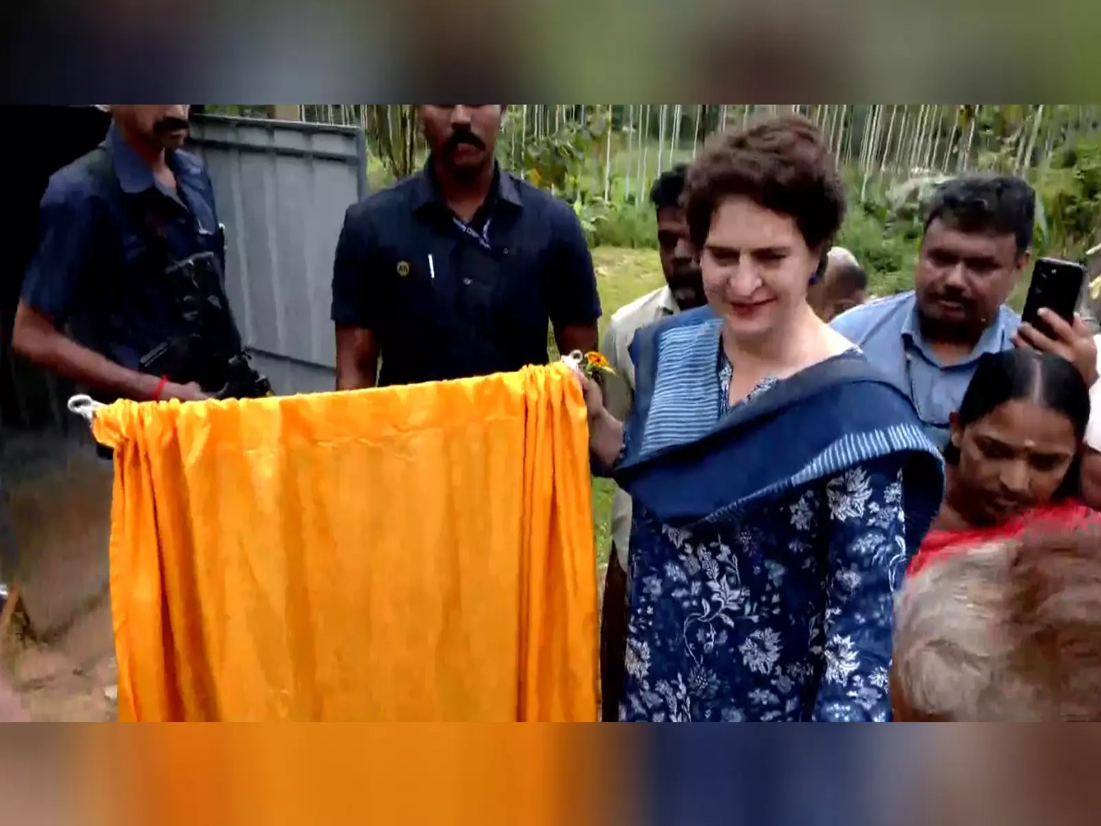 प्रियंका गांधी ने वायनाड में पेयजल परियोजना का किया उद्घाटन प्रियंका गांधी ने वायनाड में पेयजल परियोजना का किया उद्घाटन