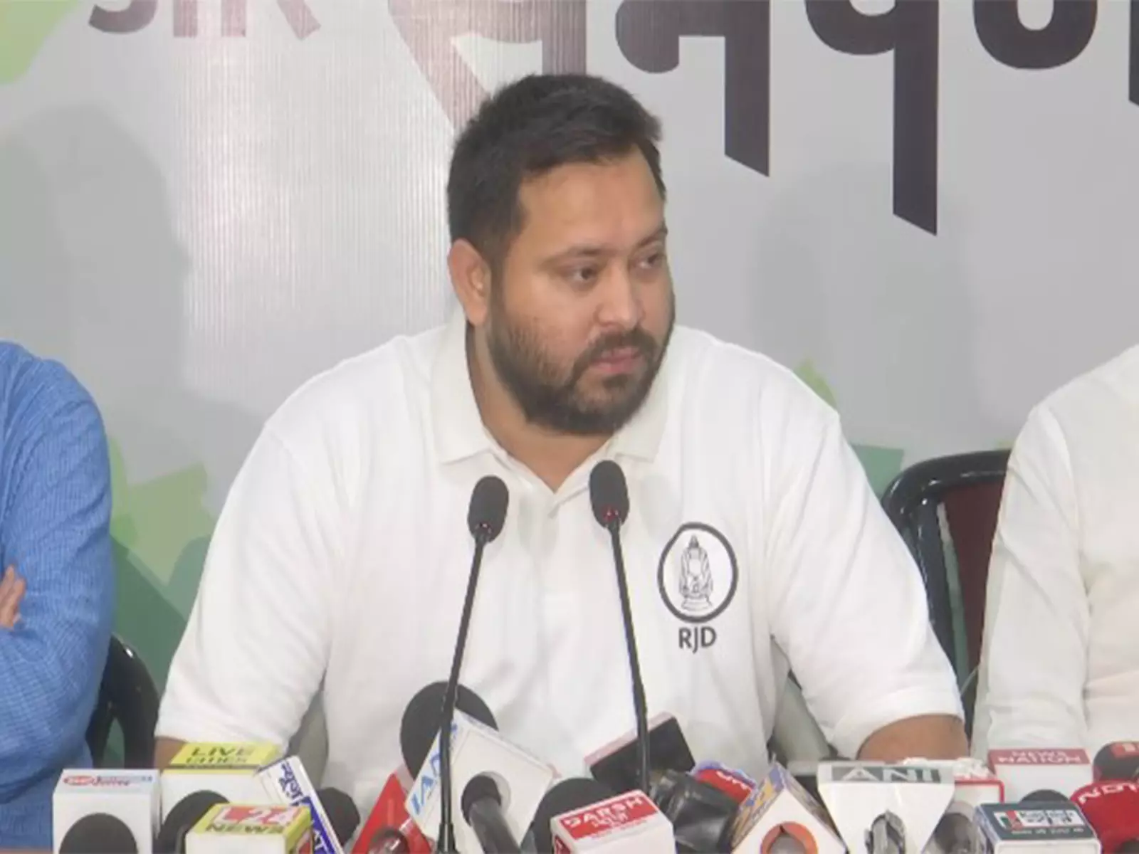 तेजस्वी यादव ने पत्रकार पर कथित हमले के लिए बिहार के मंत्री जिबेश मिश्रा के खिलाफ FIR की मांग की तेजस्वी यादव ने पत्रकार पर कथित हमले के लिए बिहार के मंत्री जिबेश मिश्रा के खिलाफ FIR की मांग की