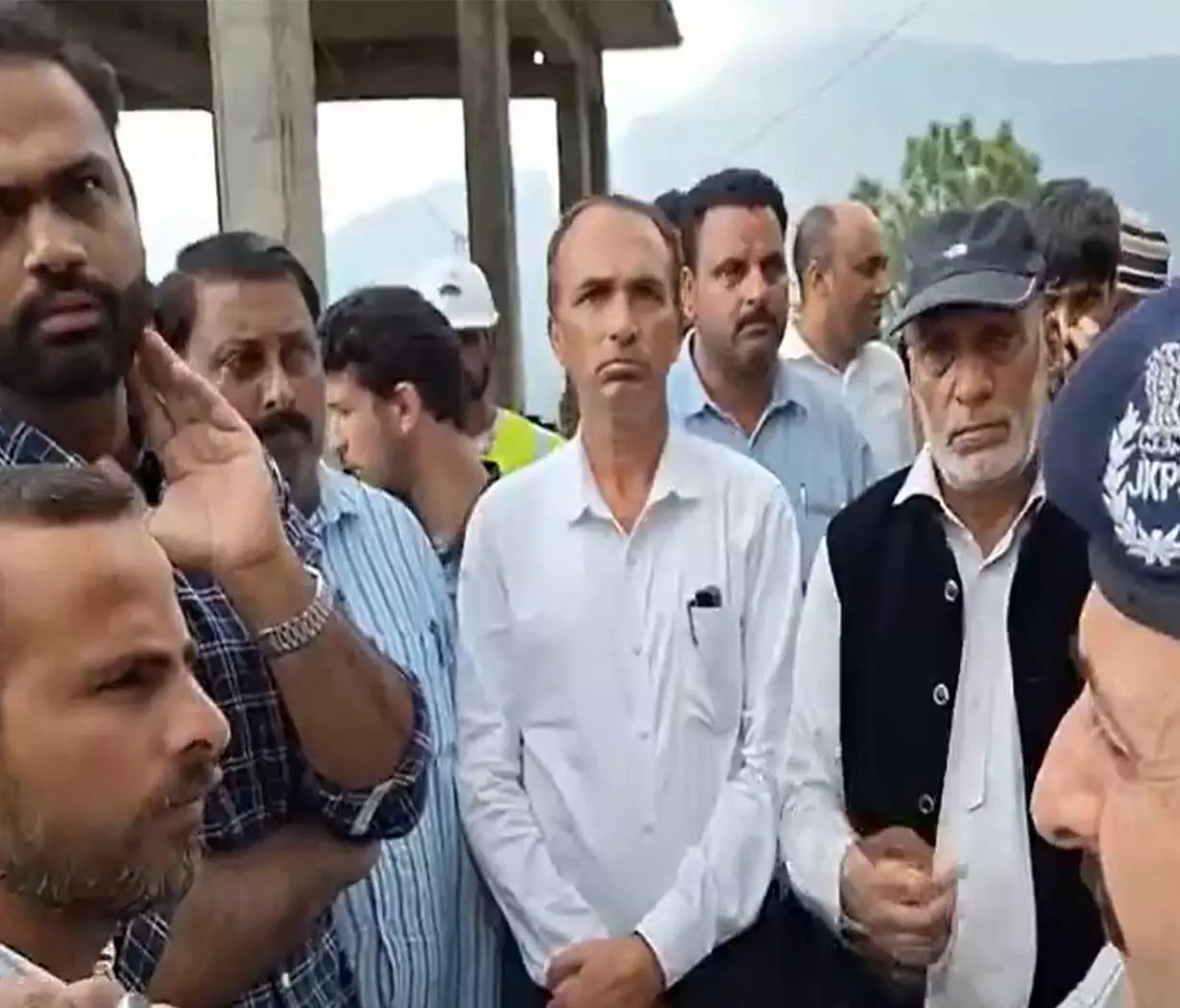 Poonch में भू-धंसाव से मकान क्षतिग्रस्त, 400 लोगों को आश्रय स्थलों में पहुंचाया गया Poonch में भू-धंसाव से मकान क्षतिग्रस्त, 400 लोगों को आश्रय स्थलों में पहुंचाया गया