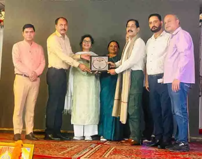 कैप्टन Tushar Mahajan मेमोरियल ट्रस्ट ने शिक्षाविदों और मेधावी छात्रों को पुरस्कृत किया कैप्टन Tushar Mahajan मेमोरियल ट्रस्ट ने शिक्षाविदों और मेधावी छात्रों को पुरस्कृत किया