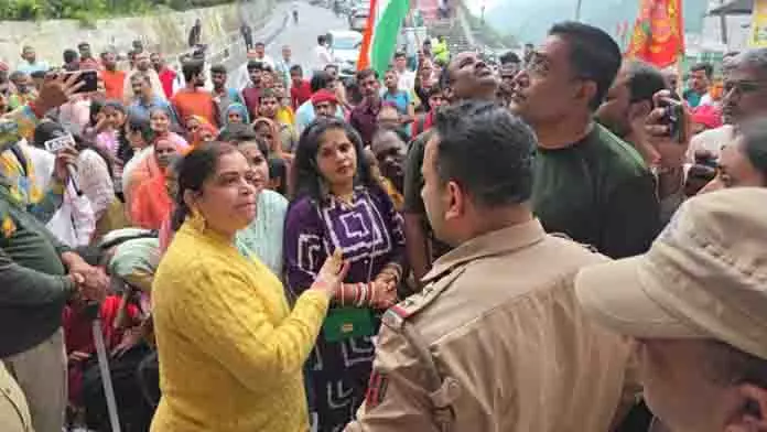 Mata Vaishno Devi तीर्थयात्रियों ने विरोध प्रदर्शन किया, मंदिर की ओर मार्च करने का प्रयास किया Mata Vaishno Devi तीर्थयात्रियों ने विरोध प्रदर्शन किया, मंदिर की ओर मार्च करने का प्रयास किया