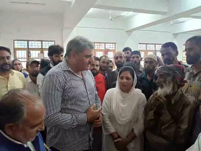 MLA ने भू-धंसाव पीड़ितों के लिए 10 लाख रुपये की घोषणा की MLA ने भू-धंसाव पीड़ितों के लिए 10 लाख रुपये की घोषणा की