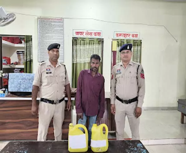 ग्राम धमनी से 10 लीटर अवैध कच्ची महुआ शराब जब्त, आरोपी गिरफ्तार ग्राम धमनी से 10 लीटर अवैध कच्ची महुआ शराब जब्त, आरोपी गिरफ्तार