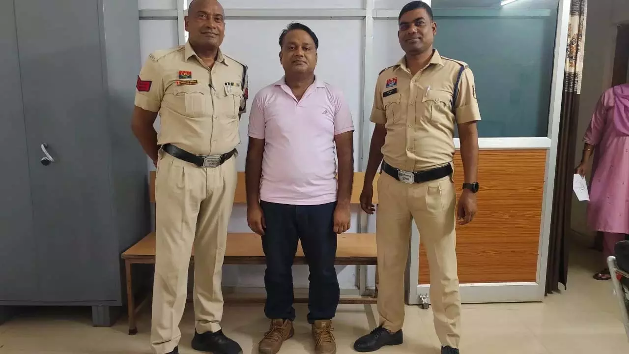 शिवरीनारायण में झपटमारी का आरोपी गिरफ्तार, 2000 रुपए बरामद शिवरीनारायण में झपटमारी का आरोपी गिरफ्तार, 2000 रुपए बरामद