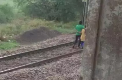 Nashik में एक जोड़ा हावड़ा एक्सप्रेस पर कूद गया Nashik में एक जोड़ा हावड़ा एक्सप्रेस पर कूद गया