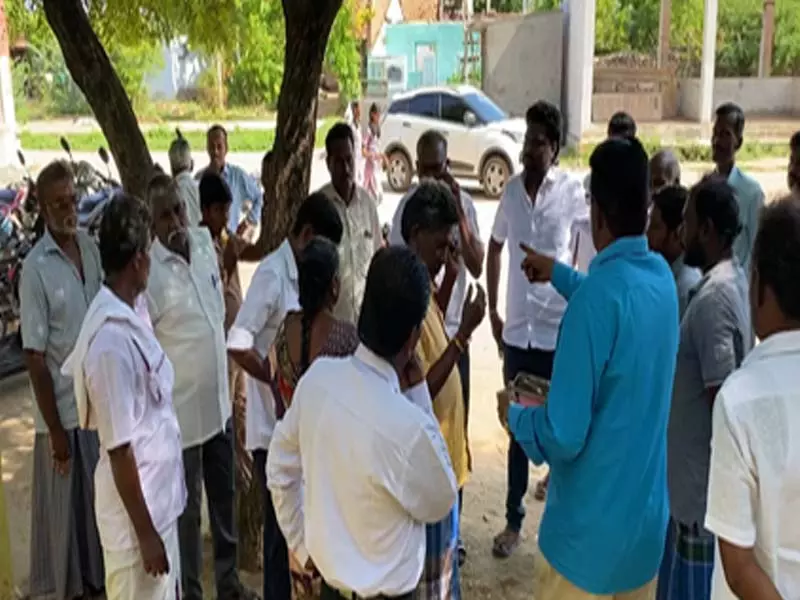 छात्रों का यौन उत्पीड़न करने वाले शिक्षक के खिलाफ अभिभावकों का प्रदर्शन छात्रों का यौन उत्पीड़न करने वाले शिक्षक के खिलाफ अभिभावकों का प्रदर्शन