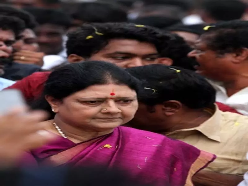 तमिलनाडु में राजनीतिक सुगबुगाहट तेज, ससिकला ने एआईएडीएमके की एकता की अपील की तमिलनाडु में राजनीतिक सुगबुगाहट तेज, ससिकला ने एआईएडीएमके की एकता की अपील की