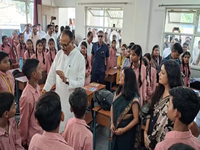 उपमुख्यमंत्री बृजेश पाठक ने उच्च प्राथमिक विद्यालय का किया निरीक्षण उपमुख्यमंत्री बृजेश पाठक ने उच्च प्राथमिक विद्यालय का किया निरीक्षण