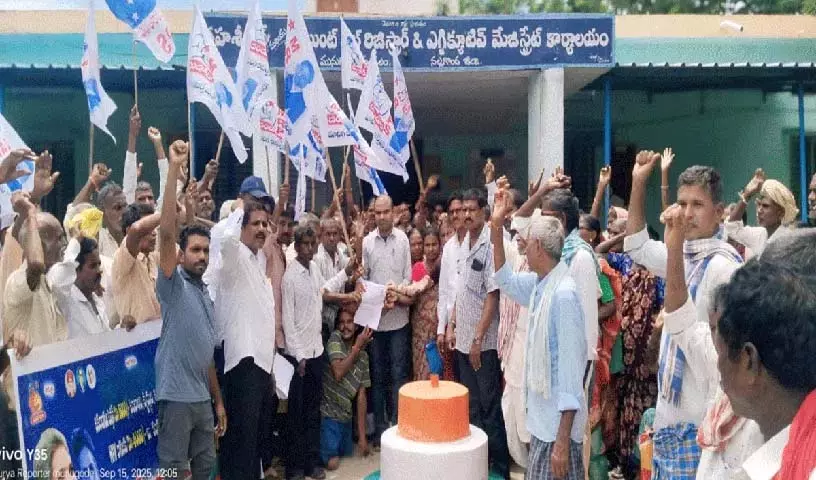 Munugode तहसीलदार कार्यालय के सामने विकलांगों का विरोध प्रदर्शन Munugode तहसीलदार कार्यालय के सामने विकलांगों का विरोध प्रदर्शन