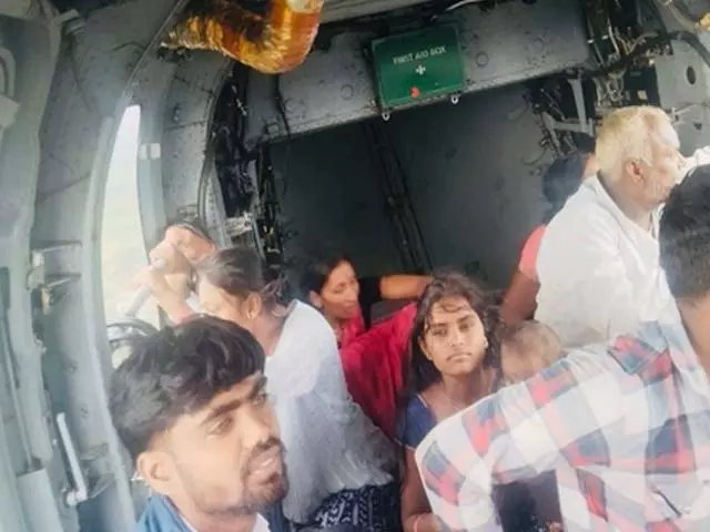 महाराष्ट्र में बाढ़ से तबाही: सेना का राहत अभियान जारी, 25-30 लोग फंसे महाराष्ट्र में बाढ़ से तबाही: सेना का राहत अभियान जारी, 25-30 लोग फंसे