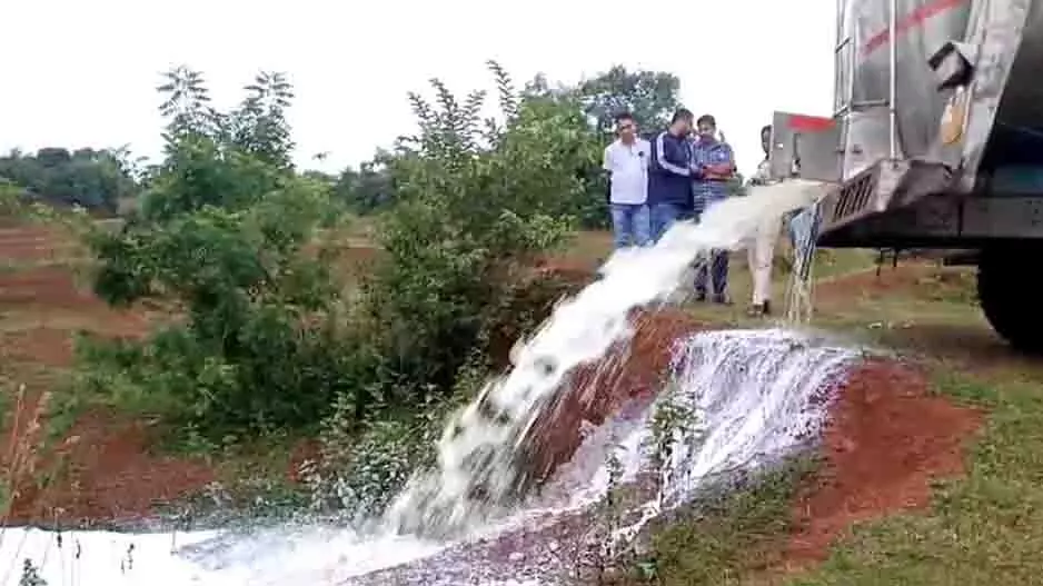 Odisha: कटक में 28,000 लीटर मिलावटी दूध नष्ट किया गया Odisha: कटक में 28,000 लीटर मिलावटी दूध नष्ट किया गया