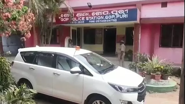 बदमाशों ने रात में JCB से दुकान ढहाई, मालिक अंदर सो रहा था, पुलिस से भी हाथापाई बदमाशों ने रात में JCB से दुकान ढहाई, मालिक अंदर सो रहा था, पुलिस से भी हाथापाई