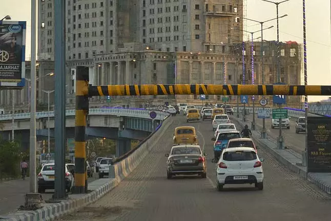 Kolkata में ट्रैफिक जाम के कारण सोमवार को 20 मिनट का सफर एक घंटे में बदल गया Kolkata में ट्रैफिक जाम के कारण सोमवार को 20 मिनट का सफर एक घंटे में बदल गया