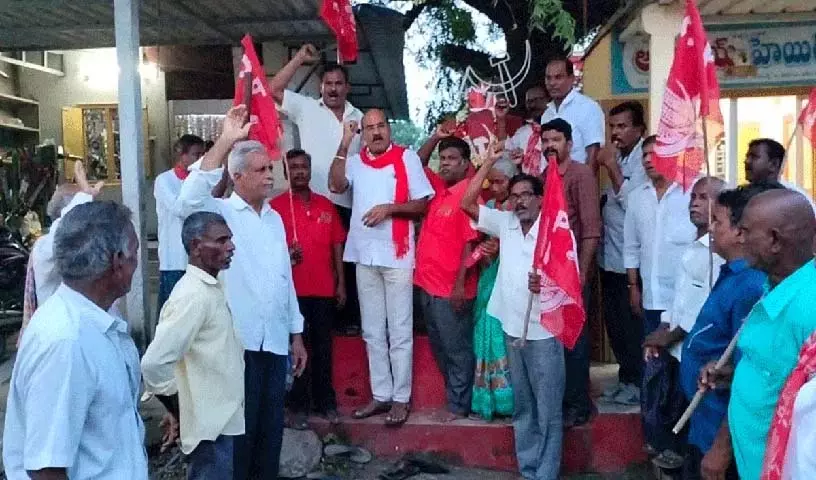 विश्व इतिहास का सबसे बड़ा जन संघर्ष तेलंगाना सशस्त्र संघर्ष है। विश्व इतिहास का सबसे बड़ा जन संघर्ष तेलंगाना सशस्त्र संघर्ष है।