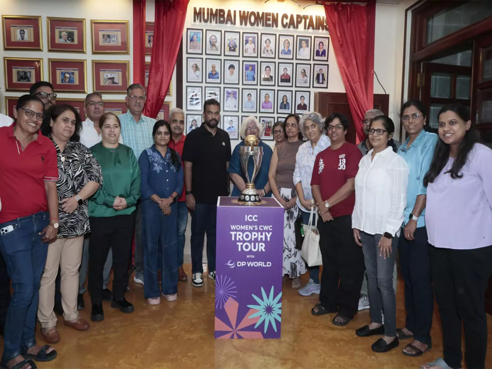 MCA महिला क्रिकेट विश्व कप 2025 ट्रॉफी टूर के मुंबई पहुंचने पर MCA ने महिला कप्तानों को विशेष सम्मान दिया MCA महिला क्रिकेट विश्व कप 2025 ट्रॉफी टूर के मुंबई पहुंचने पर MCA ने महिला कप्तानों को विशेष सम्मान दिया