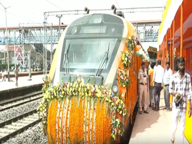 बिहार: रेलवे अधिकारियों ने बताई वंदे भारत एक्सप्रेस ट्रेन की खूबियां बिहार: रेलवे अधिकारियों ने बताई वंदे भारत एक्सप्रेस ट्रेन की खूबियां