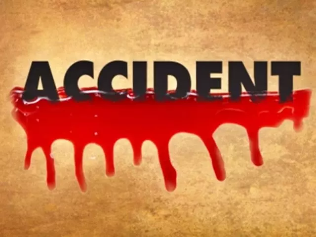 इंदौर में तेज रफ्तार ट्रक का कहर, 2 की मौत, कई घायल इंदौर में तेज रफ्तार ट्रक का कहर, 2 की मौत, कई घायल