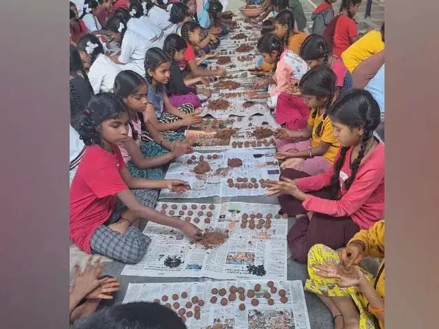 तेलंगाना में हरित आवरण बढ़ाने के लिए 10 लाख बीज गोले तैयार, राज्यभर में वितरण तेलंगाना में हरित आवरण बढ़ाने के लिए 10 लाख बीज गोले तैयार, राज्यभर में वितरण