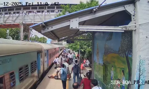 महिला ट्रेन में चढ़ते समय फिसली, RPF जवानों ने बचाई जान महिला ट्रेन में चढ़ते समय फिसली, RPF जवानों ने बचाई जान