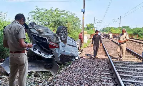 मुकरबा चौक फ्लाईओवर से कार रेलवे ट्रैक पर गिरी, चालक घायल