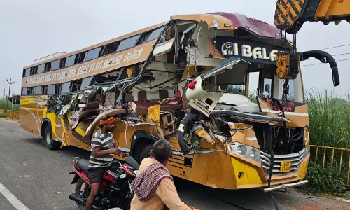 बस की ट्रेलर से टक्कर, चार की मौत, 9 घायल