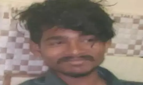 हाईवा के पहिए में आया बाइक सवार, सिर फटा