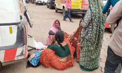 MP : शिवपुरी अस्पताल में भर्ती न होने पर महिला ने अस्पताल के बाहर दिया प्रसव MP : शिवपुरी अस्पताल में भर्ती न होने पर महिला ने अस्पताल के बाहर दिया प्रसव