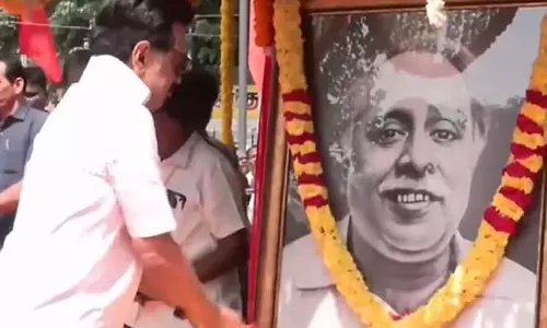 Tamil Nadu : अन्ना के जन्मदिन पर मुख्यमंत्री एम.के.स्टालिन ने दी श्रद्धांजलि Tamil Nadu : अन्ना के जन्मदिन पर मुख्यमंत्री एम.के.स्टालिन ने दी श्रद्धांजलि